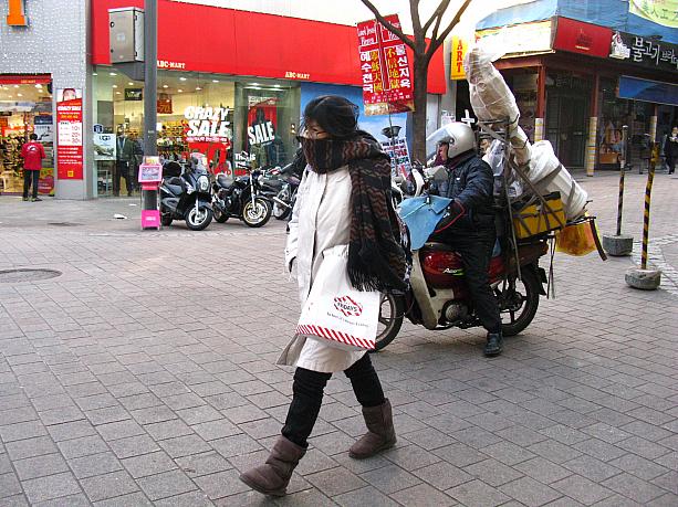 分厚いマフラーを顔までグルグル～