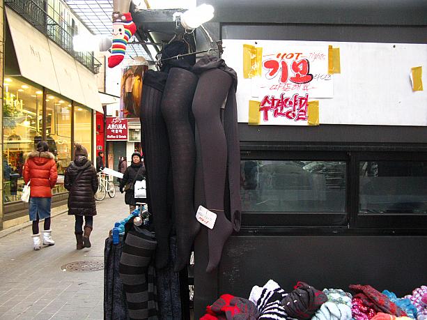 そして足元の防寒も忘れずに！！韓国ではあったか起毛タイツも街のあちこちで売っています！<br>「기모」(起毛、読み方は「キモ」)の文字が目印！！