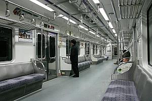 1日朝6時台の地下鉄は閑散と。