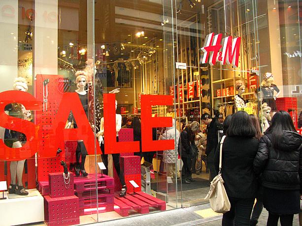 去年オープンして話題を呼んだ「H&M」ビルもこの通りに。ただ今、セール真っ最中のよう！