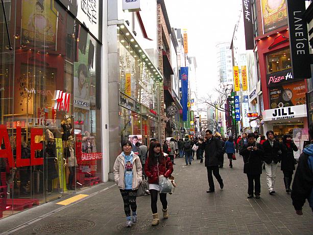 こちらは明洞(ミョンドン)のメインストリートともいえる「明洞中央通り」。<br>地下鉄ミョンドン駅６番出口を出ると左に伸びている、あの通りです。