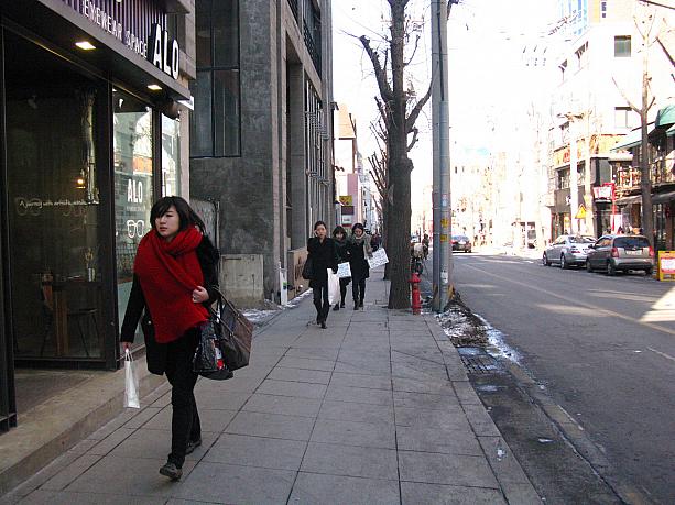 こんなに寒くても、通りを歩いている人は結構います！でもしばらく外を歩いているとかなり冷え冷え！！<br>冬のカロスキル散策はしっかりとオシャレに防寒をして楽しんでくださーい！