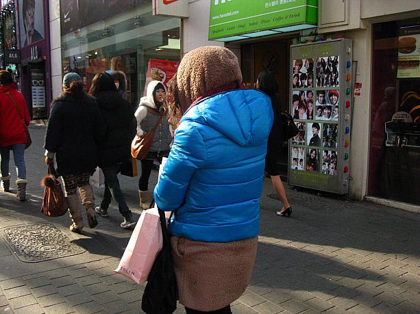 女の子だってダウンの下に着たアイテムのフードを被ります～。