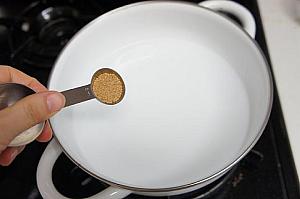 ③ 鍋に水３００ｍｌを入れ沸騰したらダシダを加える。