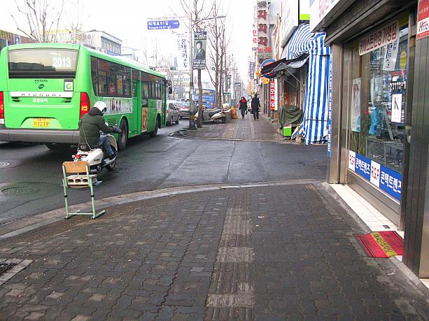 道路全体が濡れているのは、すっと続いている濃い霧の湿気や溶けた雪のせいのよう。