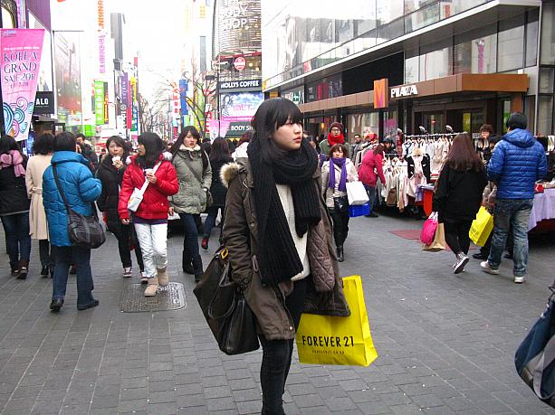 先週の中頃から急に気温が上がって、今週は日中に温かく感じるくらいの日もあったけれど、<br>昨日くらいからまたちょっと寒くなっています～。<br>またみんな厚手の上着やぐるぐる巻きマフラーで防寒。