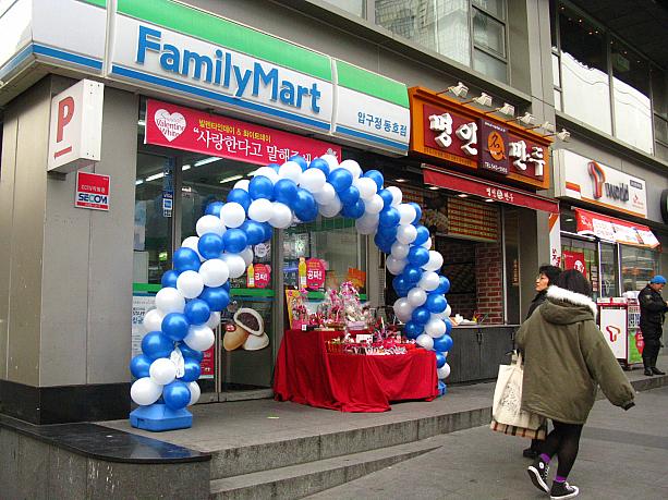 こちらは風船アーチ！韓国のバレンタインデーはこうやってあちこちのお店の前に華々しくチョコが並びます～