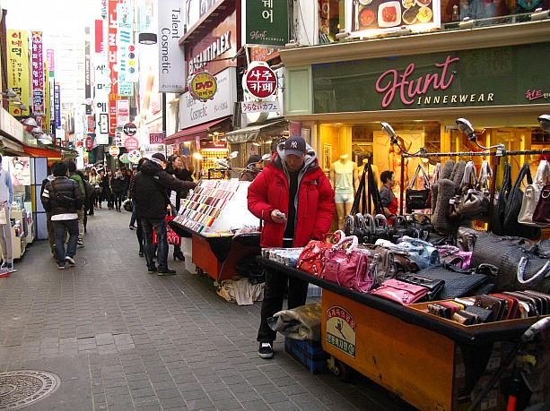 明洞の街角に並ぶ露店。