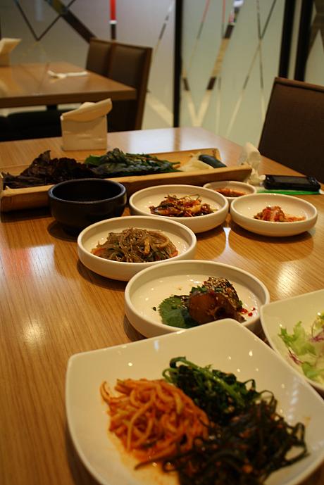 おかずも韓国料理がズラリ！