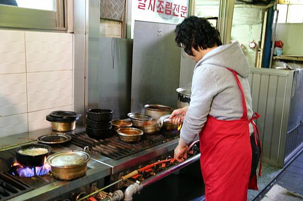 南大門市場は路地がおもしろい！狭いところでたくさんのお店、たくさんの人がせっせと働いています。