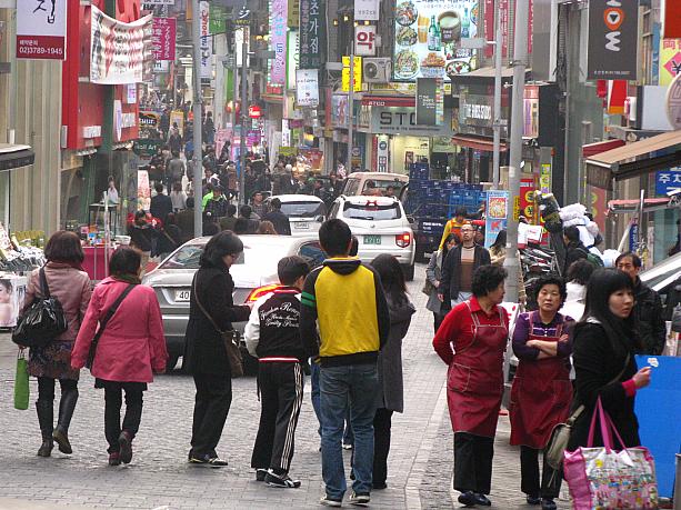 日本からの観光客にも人気のエリア、いつも賑やかな明洞(ミョンドン)。