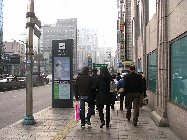 観光客御用達ホテル前の空港リムジン乗り場で待つ人は、いつもよりやや少ないような気も・・・。<br>今回の地震で被害に遭われた方々へ深くお見舞い申し上げます。