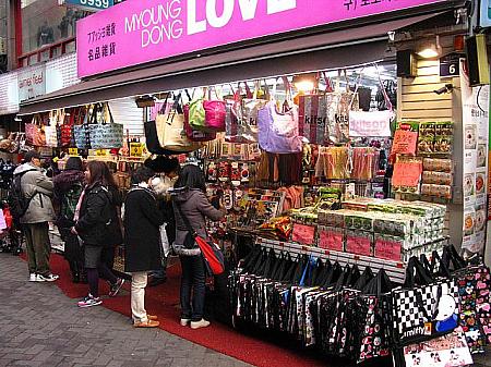 日本の下着ショップ「aimer feel」のすぐ隣りに、観光客向けのお土産ショップが最近オープンしました～。