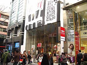 去年の秋頃にオープンした、韓国では２号店になる「H&M」のビルはもうすっかり定着。