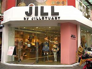 日本のものとは少しテイストの違う「JILL by JILL STUART」の路面店は今年に入ってスグにオープン。場所は「H&M」の向かいあたり。