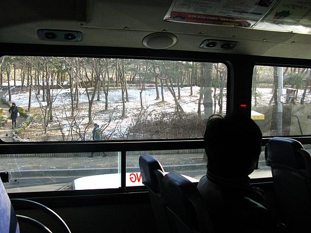 こちらはバスの窓から見た今朝の南山の様子。まるで冬のよう！？<br>天気予報では来週も、今週とあまり変わらない気温とか・・・春よ早く来～～い！！