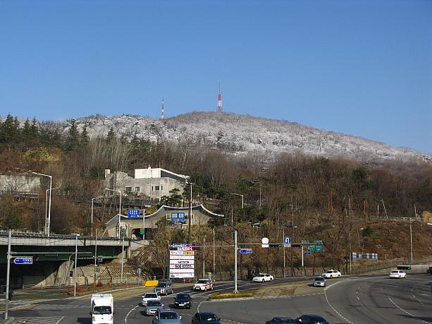 ん？でも南山(ナムサン)の上のほうには薄っすら雪が！？<br>そういえば昨日は夕方くらいから雪混じりの雨が降っていたもんな～。