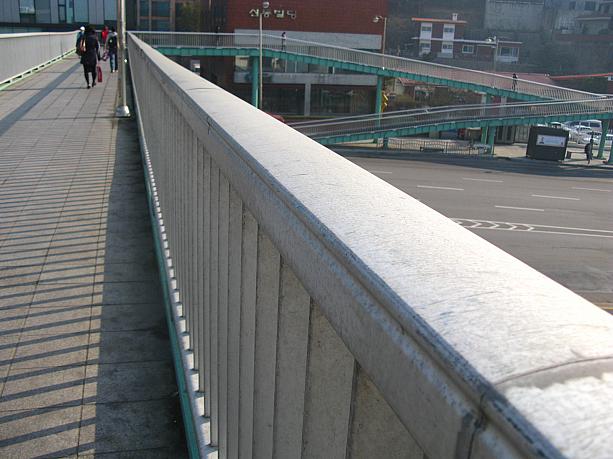 歩道橋の手すりにも黄砂らしきものが積もっているの・・・分かります？<br>地面も空気も何だか粉っぽい感じが。