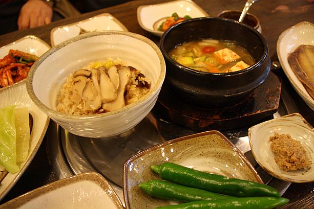テンジャンチゲや各種おかずも一緒に出てくる定食です。