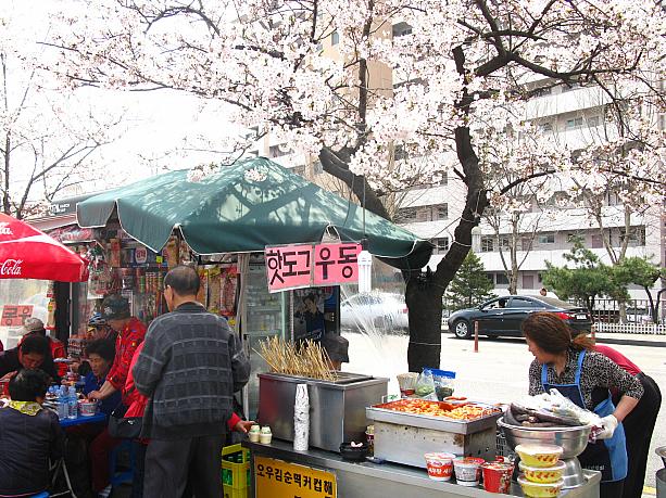 どれどれ、露天にはなにが？！…って、いつものおでんとトッポッキ（餅の甘辛炒め）。