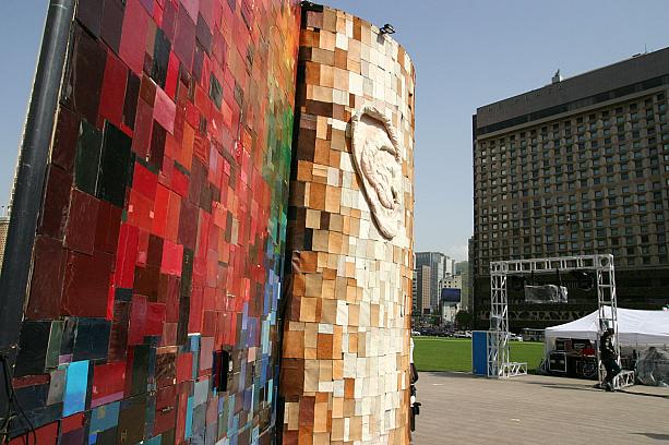 ５月を迎えて今年も始まる「Hi Seoul Festival」！ソウルの中心地はお祭りムードであちこちにオブジェや公演の舞台ができていますヨ。こちらは世界で最も大きな本、グレートブック。<br>ソウルをイメージしてデザインされたそうで、これ自体がパフォーマンスの舞台になります！