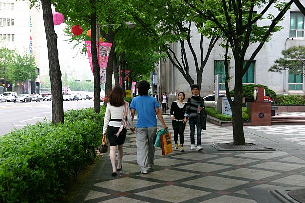 変な天気で、道行く人の服装もまちまち。
<br>明日は釈迦誕生日で韓国はお休みです。ハイソウルフェスティバルのフィナーレなので、晴れてくれますように！