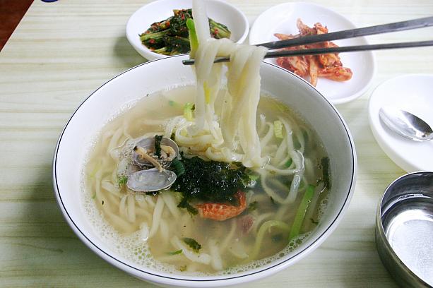 韓国のみなさん、昔から「雨の日」というとチヂミやカルグクスといった粉モノが食べたくなるってウワサ。ナビも真似っ子して今日は「バジラッ（アサリ）カルグクス」。お客さんが「やっぱり今日は多いな～」なんて言いながら、次々やってくるところをみると本当なんだなぁ＾＾