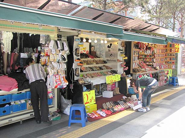 駅に近い雑貨の屋台街は、この時間（午後１時すぎ）に開店準備をしているんですね。