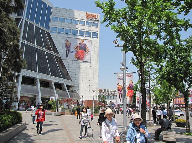 予報どおり、スッキリ晴れた金曜日の東大門。<br>約２０度とあたたかいけれど、風が強いので体感温度はもうちょっと低いかんじです