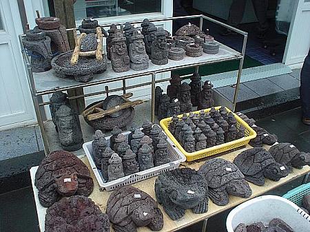済州島といえば玄武岩の島。記念品も玄武岩の物が多いです。お勧めはやはり「石ハルバン」でしょう。
