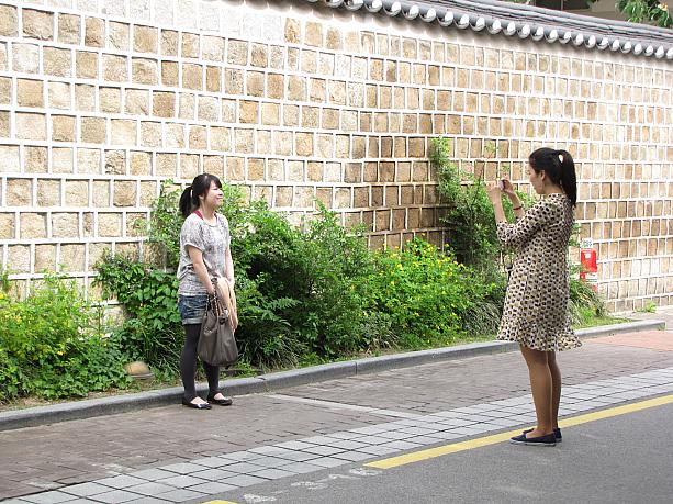 絵になる背景をバックに、記念撮影をする女の子たちがいたり…