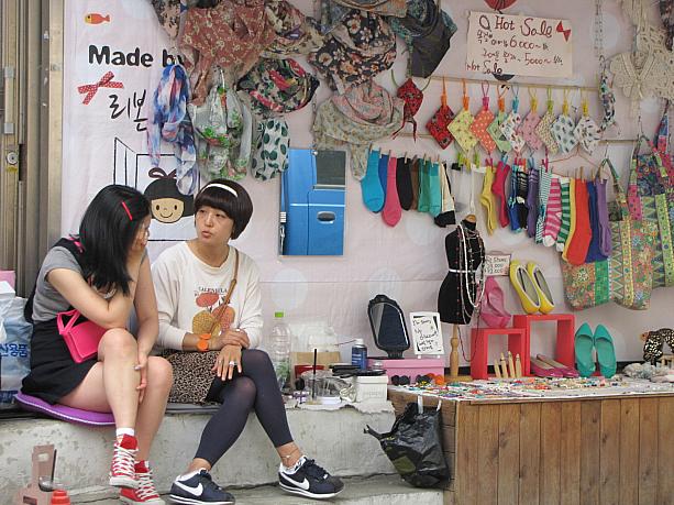 おっと、こちらの店はセール中？！カラフルでかわいいお店。