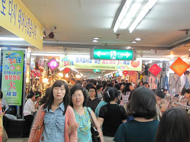 到着～。来月から一年間、リモデリング工事に入る江南地下商店街。目下、閉店前の大セール中！<br>平日の夕方前なのにこの人・人・人、土日は大変なことになりそう。