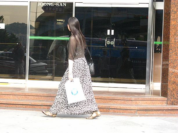 ミニスカートの方が良く見かけるけれど、マキシドレスの方もちらほら。