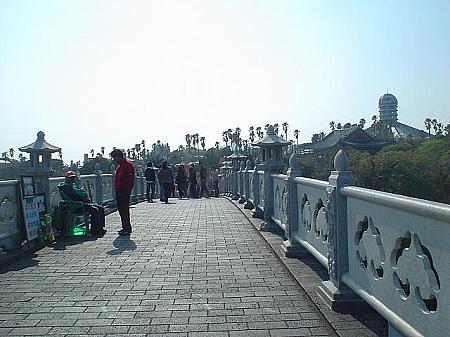 仙臨橋の上。記念撮影のおじさん。