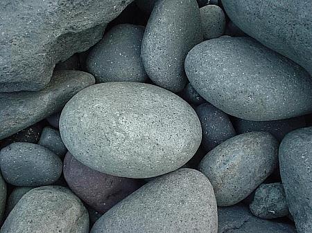 海浜には丸い石がコロコロ。