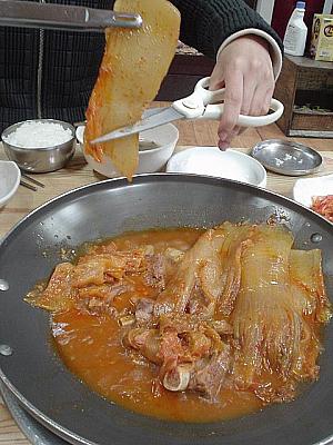 キムチと豚のカルビチム(1人前/6,000ウォン)。美味しすぎ！後から1人前追加して2人で3人前食べました！
