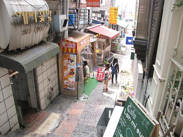 お昼時の梨花女子大 向かう先は ソウルナビ