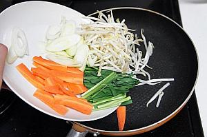 ⑤ フライパンにごま油小１（分量外）を熱し、①の野菜を入れる。