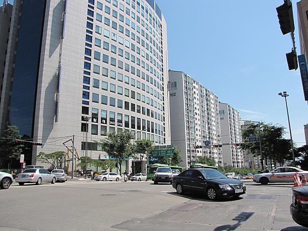 今日は江南区庁駅周辺にお出かけ。このあたりの高級マンション（韓国ではアパート）、韓国のスターたちが入居していることでも有名。どのマンションのことかな～？