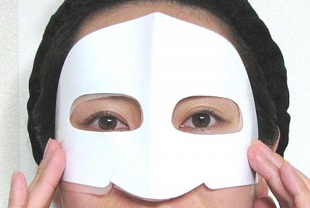 ３．厚めの保護膜がついたままゲルマスクを顔にのせます。