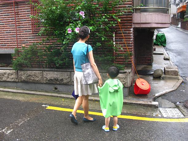 「このお花なぁに？」「むぐんふぁ！！」小さな男の子でも知ってるこのお花は、韓国の国花「ムグンファ(無窮花、和名はムクゲ)」。（ついでにお母さん、ひもでつながれたバケツはなんでしょうね？）