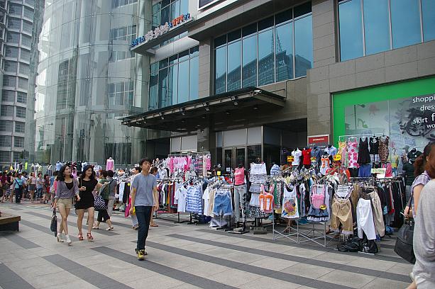  このGOOD MORNING CITYも８／９～８／１２がお休み。ここも服やバッグが山盛りでいつもより歩道が狭い狭い^^