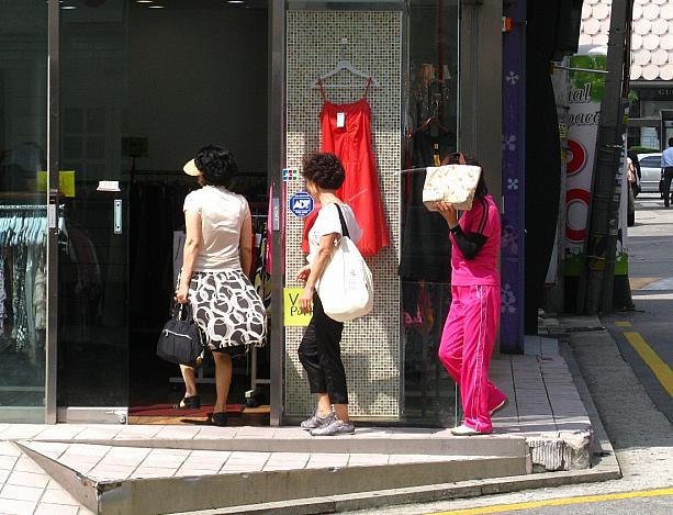 傘が無ければカバンも使って。
