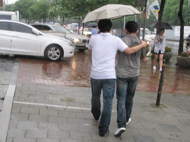 気温は２５度前後。寒いほどではないけれど、雨で濡れると、身体も冷えてきます～。<br>それにしても、男性同士でもこの密着度！時折みますが、いまだにびっくり。