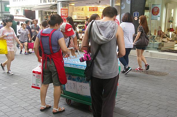 こちらではおじさんが凍らせたお水、オルン（氷）ムル（水）を売っています。