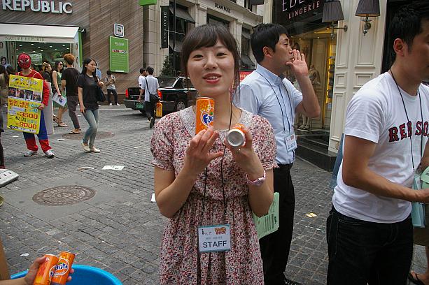 そして『FANTA Stick』にかけて（？）ファンタのジュースを無料配布していましたよ～^^<br>スタッフのかたをパチリ☆暑い中笑顔でジュースを配っていました！