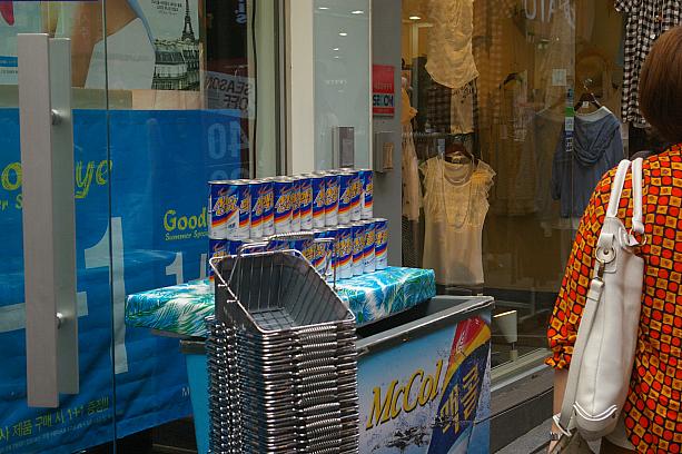 各コスメショップでも、冷たいドリンクのサービスをしているお店も！<br>こんな暑い日にはひんやり喉を潤して、しっかり水分補給して、ショッピングしてくださいね！