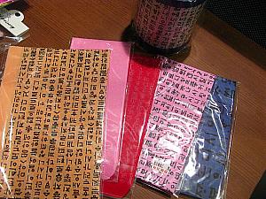 昔のハングルがデザインされた韓紙は、小物としてだけでなく紙だけでも売っています。
