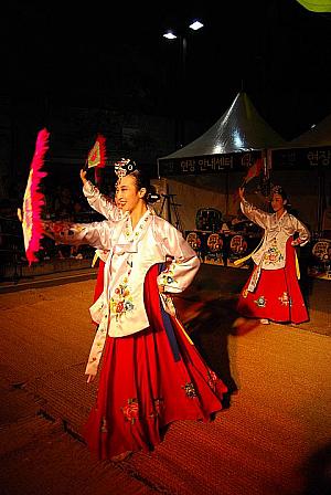 優雅でひと際華やかな「ブチェチュム（扇踊り）」